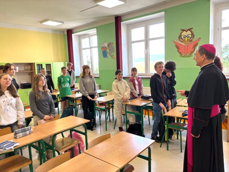 Odwiedziny biskupa w szkole