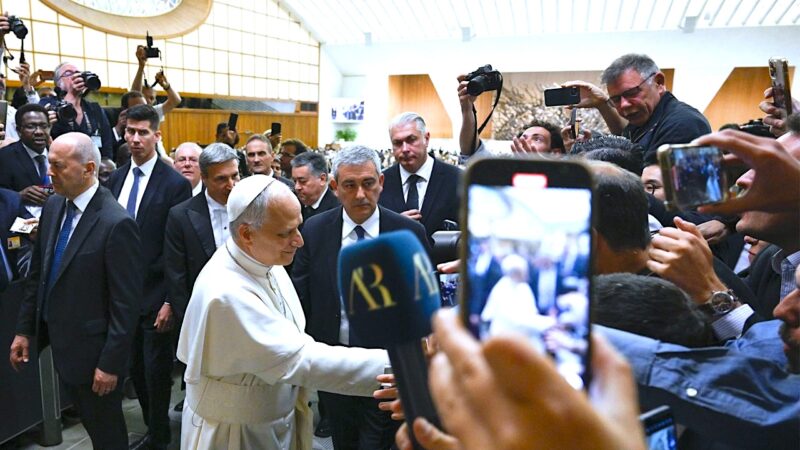 Papież Leon XIV wychodzi do wszystkich
