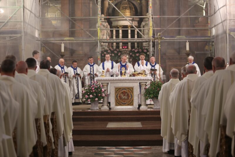 Lekcje religii w szkole i katecheza w parafii