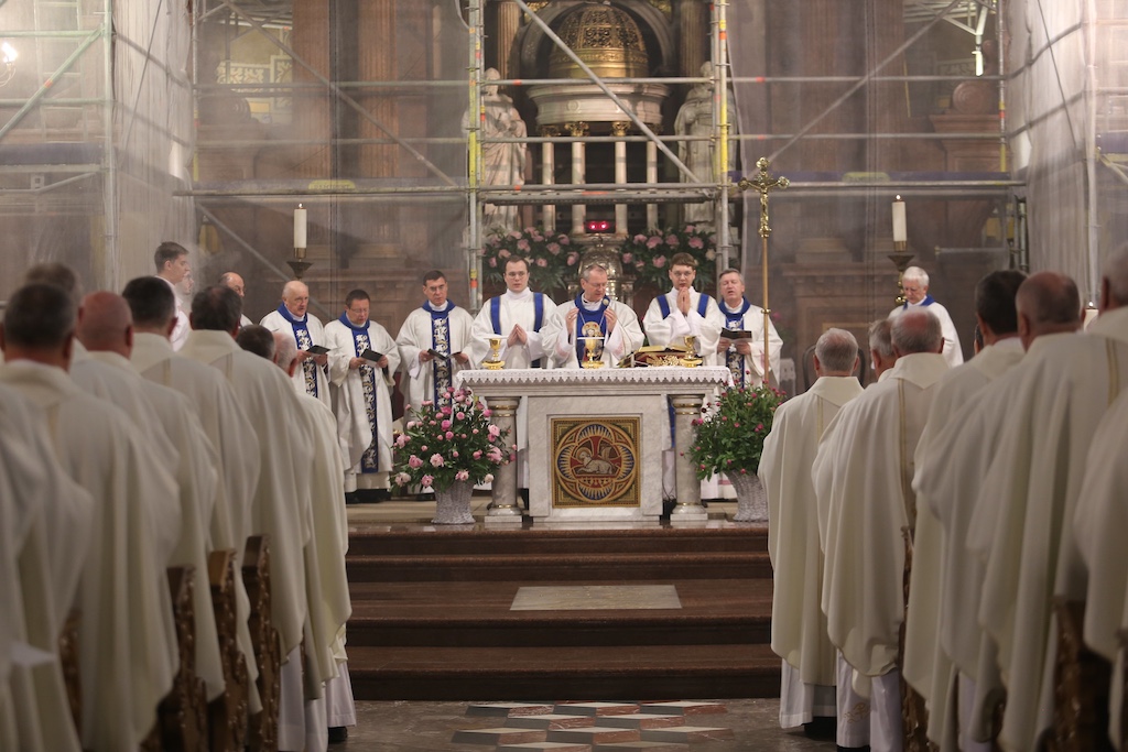 Lekcje religii w szkole i katecheza w parafii