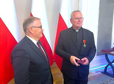 Ksiądz Piotr Śliwka z odznaczeniem