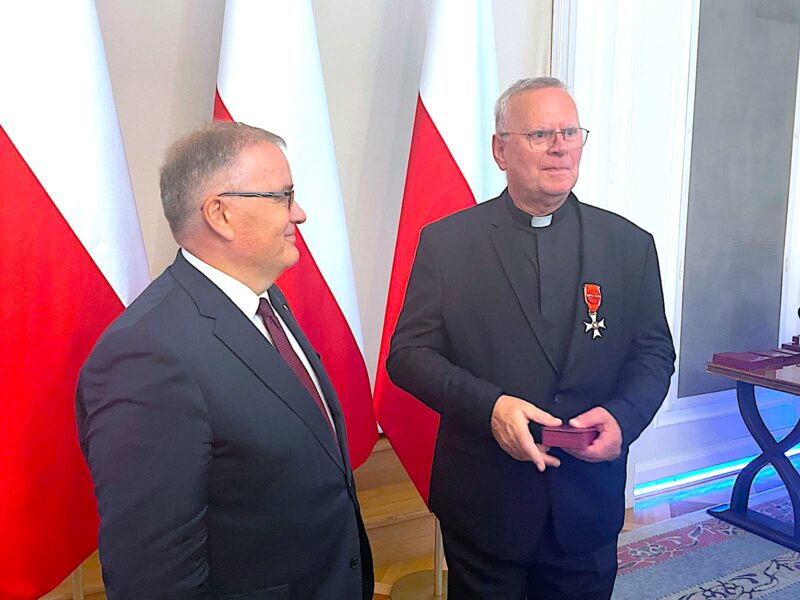 Ksiądz Piotr Śliwka z odznaczeniem