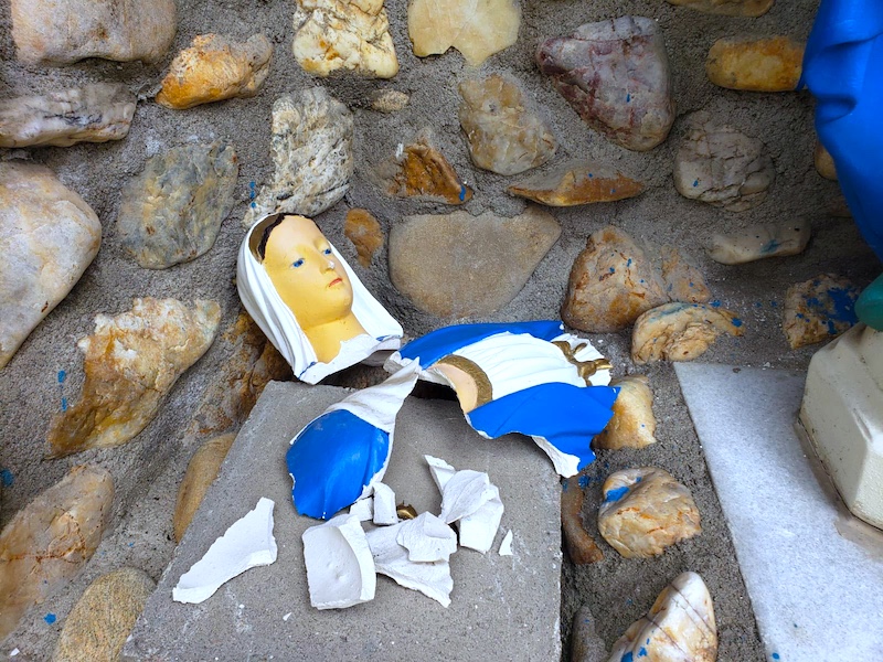 Zdewastowana figurka Maryi
