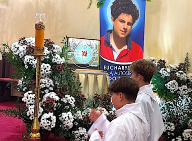 Święty millenials nawiedza parafie