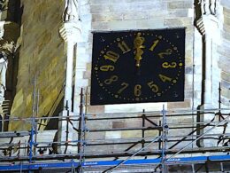 Wskazówki zegara na katedralnej wieży