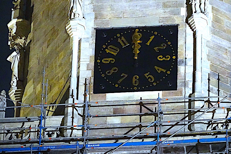 Wskazówki zegara na katedralnej wieży