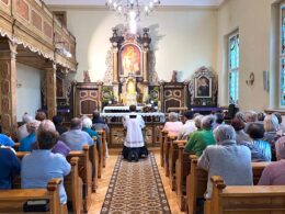 Róże różańcowe rozpoczęły