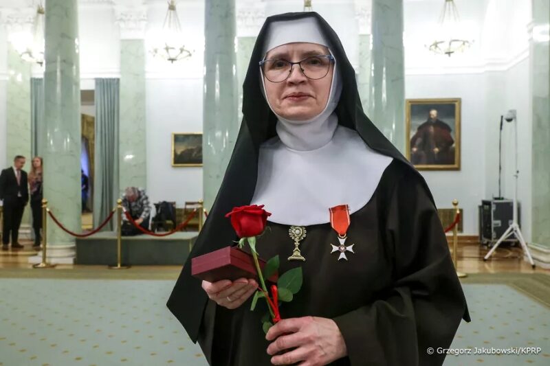 Siostra Maria Rafaela odznaczona Krzyżem