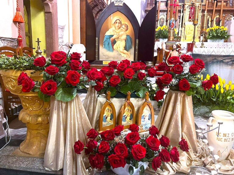 Maryjna modlitwa i wspólnota w