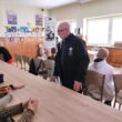 Kapelan i żołnierze na