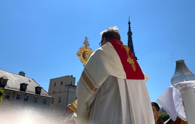 Zanurz się w Tajemnicy Eucharystii