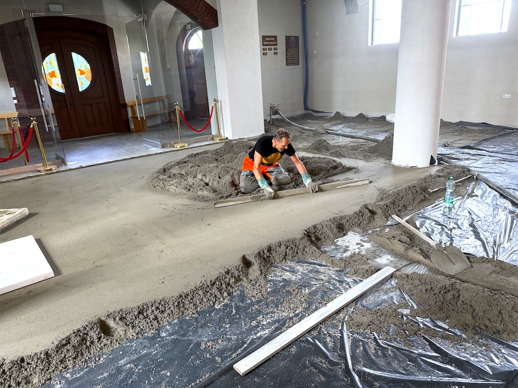 Plac budowy we wnętrzu świebodzickiej świątyni
